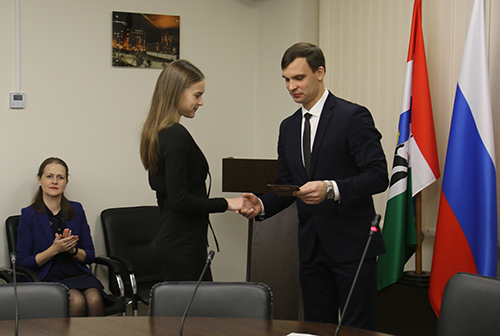Пять школьников получили свои первые паспорта