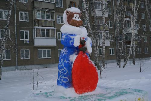 Улицу Академгородка украсили снежные фигуры