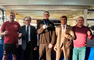 В Кольцово поздравили чемпиона мира по тайскому боксу