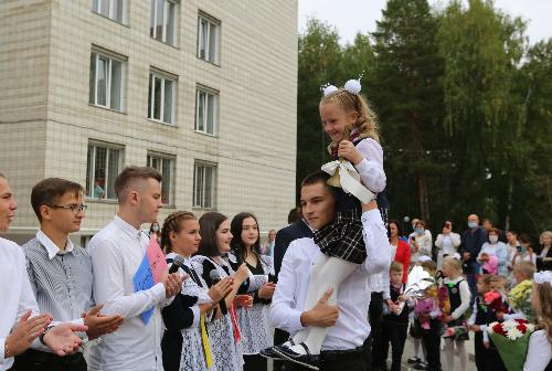 В школах Кольцово прозвенел первый звонок