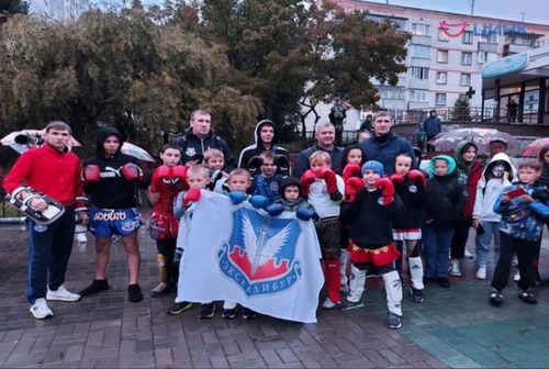 Спортсмены клуба «Экскалибур» поздравили Кольцово с днём рождения!